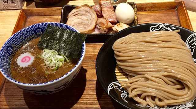 Chuka Soba Tomita: Referenz-Tsukemen am Tresen mit neun Plätzen