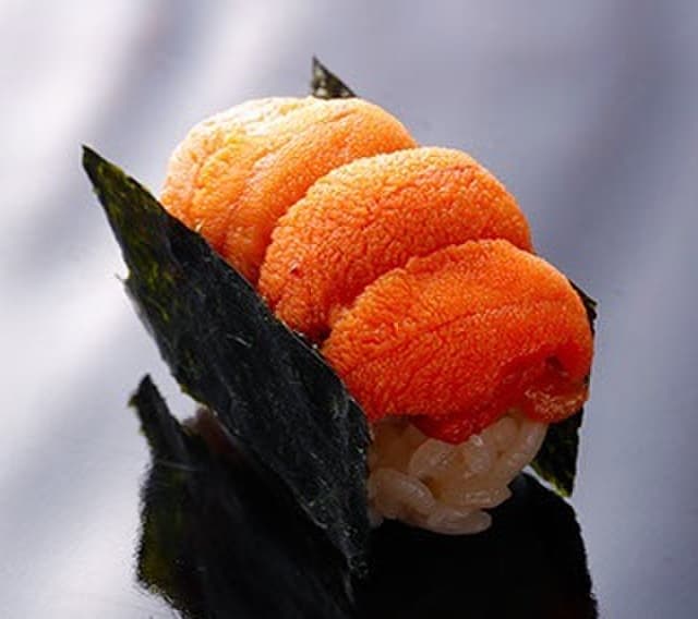 Sushi Yasumitsu: Saisonales Omakase mit seltenen Meeresfrüchten