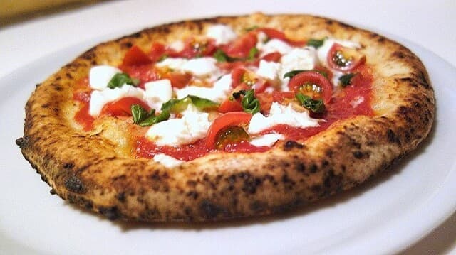 Sisiliya: neapolitanische Pizza aus dem Holzofen
