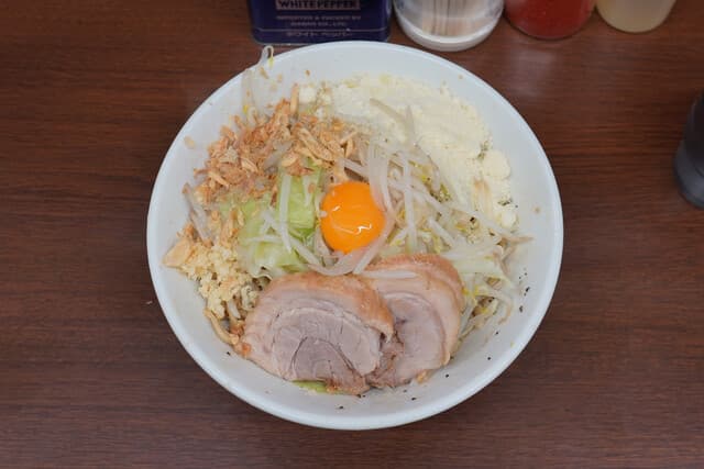 Ramen Jiro Yokohama kannai ten: Jiro-Ramen und Shirunashi ohne Brühe