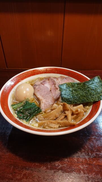Mendokoro Futokoro Ya: klare Shoyu-Ramen am Sechs-Platz-Tresen