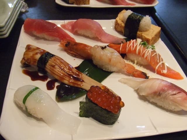 Waka Zushi: Nachbarschafts-Sushi mit großzügigen Fischscheiben