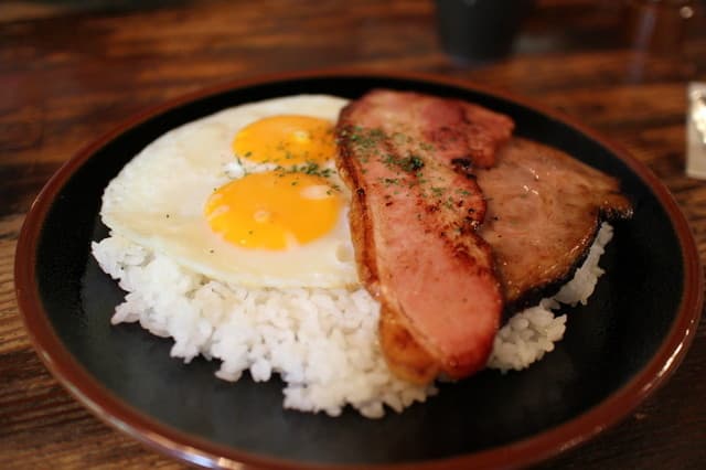 Villa Afghan: Bacon-Egg- und Wagyu-Curry in einer Waldvilla