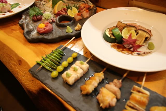 Sumisho Mikuriya: meisterhaftes Yakitori-Theater
