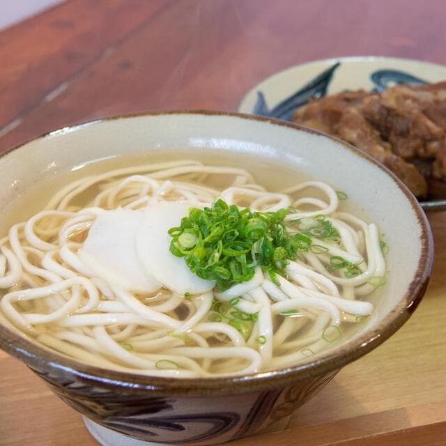 Toraya: Okinawa-Soba mit Holzaschenlauge
