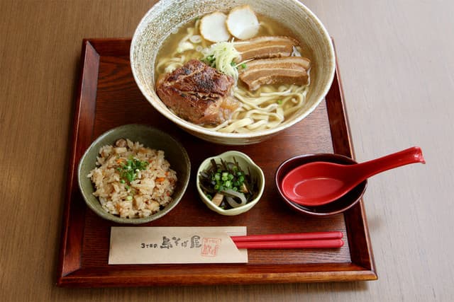 3 Chome no Shima Sobaya: Okinawa-Soba mit drei Nudelsorten