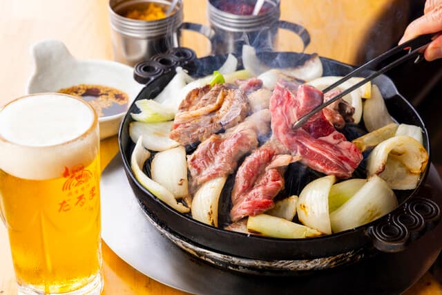 Jingisukan Daruma Honten: Klassisches Hammelfleisch vom Holzkohlegrill