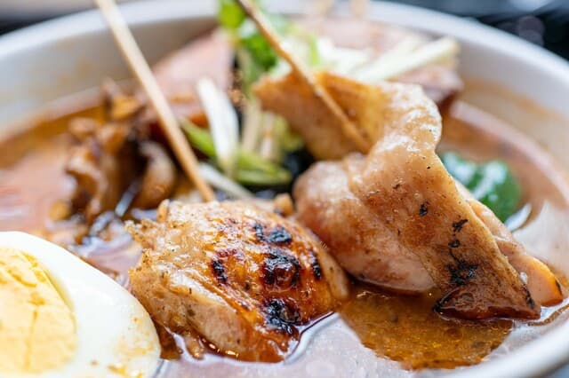 Soup Curry Suage+: Suppencurry nach Sapporo-Art