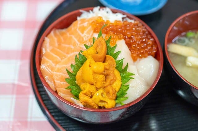 Teishoku Meshiya: Meeresfrüchte-Schalen in Sapporo