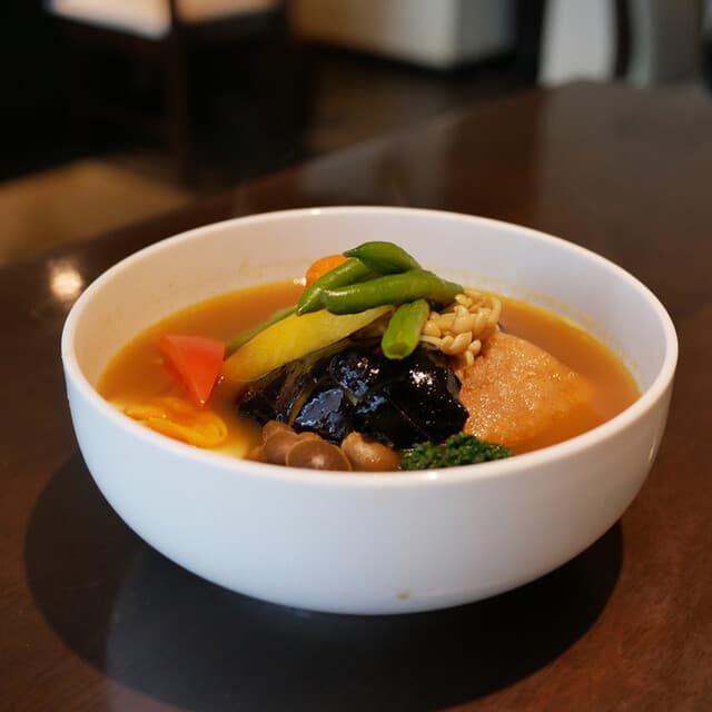 Curry Kong: Zutatenfokussiertes Suppencurry