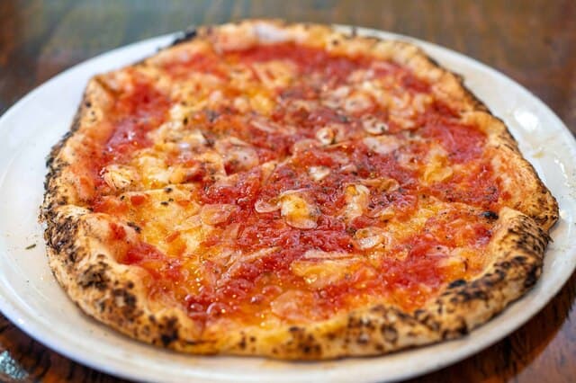 PIZZERIA DA MASSIMO: Klassische neapolitanische Pizza