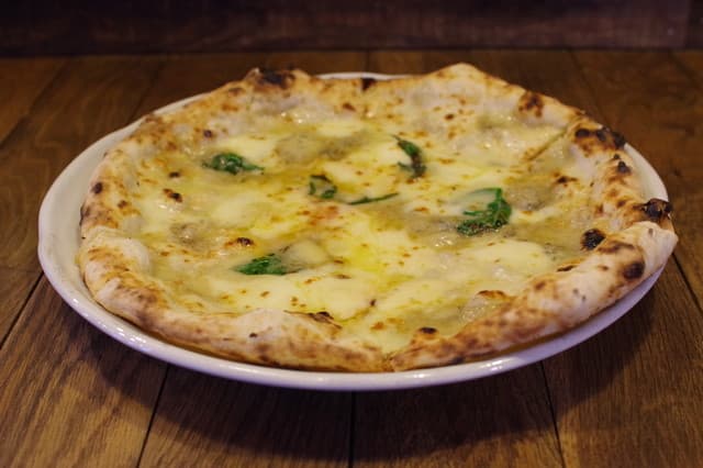 Pizzeria Tuka: Holzofenpizza in einer Blockhütte
