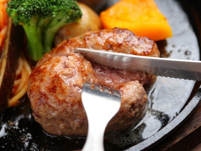 STEAK&HAMBURG HIGE Sapporo minami 5 jou honten: Lamm-Hamburg-Steak am Tresen
