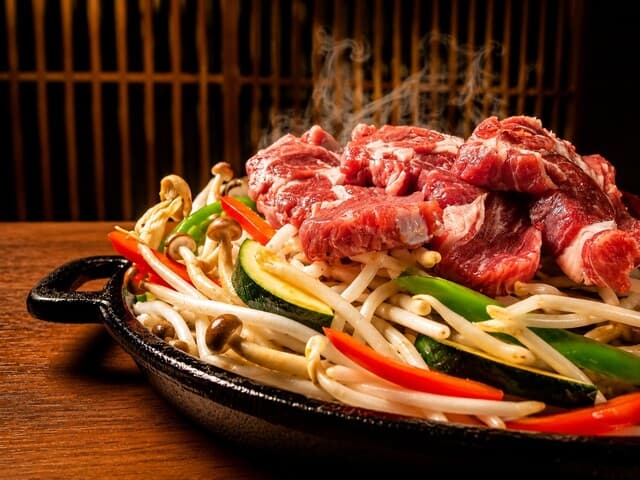 lamb to udon: Lamm-Shabu-Shabu in einzelnen Töpfen