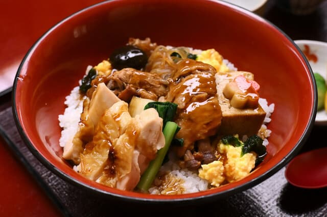 Tori Jaya Bettei: Klassisches Oyakodon und Udon-suki