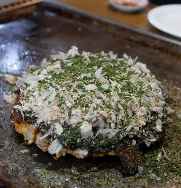 Okonomiyaki Fukutake: meisterhaft angebranntes Okonomiyaki