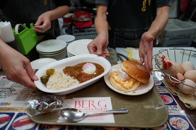 BERG: Klassisches Bahnhofscafé und Bierlokal in Shinjuku