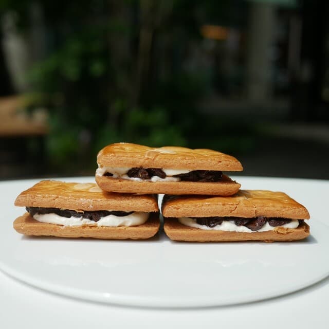 Paris Ogawa Ken Shimbashi ten: Klassische Rosinen-Sandwiches und Kuchen