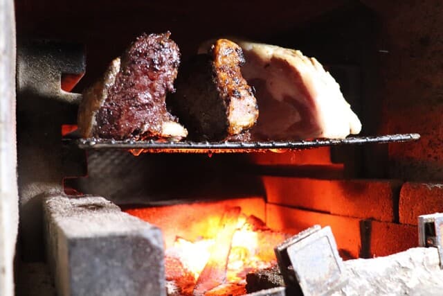 recte: Französische Küche mit japanischer Kamado-Kunst