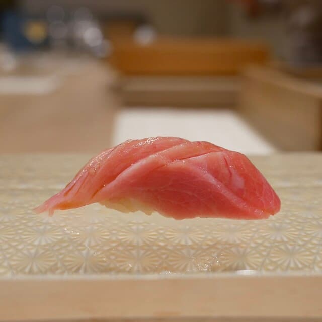 Mitani: Sushi-Omakase mit seltener Weinbegleitung