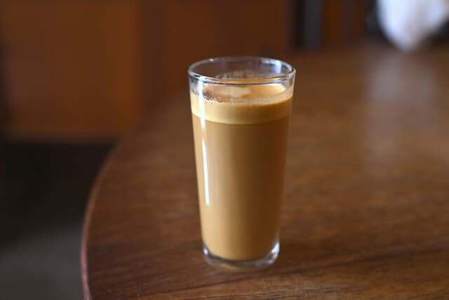 Fuglen Tokyo: Kaffeekultur aus Oslo bei Tag und Nacht