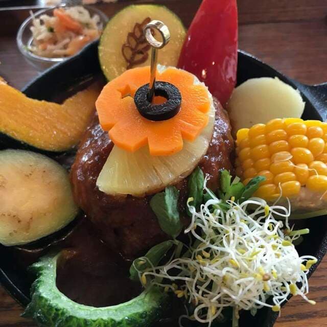 TAKEUCHI Chiyoda kanda jinbou honten: kunstvolle Curry-Teller