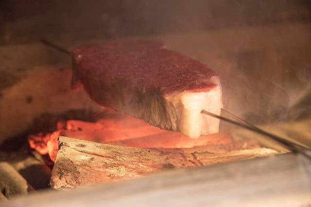 Sanda Gyu Kamado Sumibiyaki Westa: Sanda-Rind aus dem Kamado-Ofen