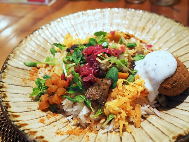 Honkatry: Komplexe Curry-Teller zum Mittagessen