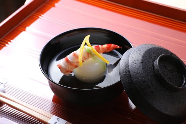 Sakuragi: Dashi-fokussiertes Kaiseki am Tresen