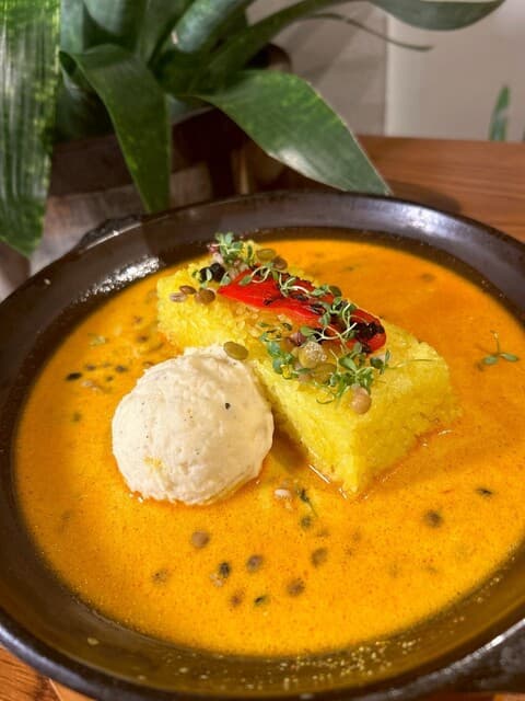 ando suriranka toukyou: Sri-lankisches Suppencurry auf der Gusseisenplatte
