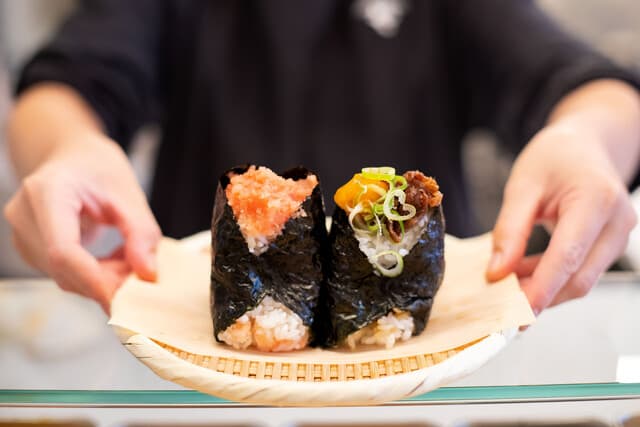 Onigiri Tonjiru Yamataro: große, handgeformte Onigiri