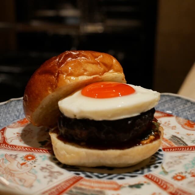 atami: Ein Wagyu-Burger-Omakase vom Holzfeuer