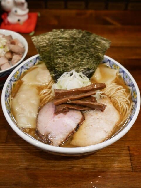 Natsuya no Chuka Soba: Ramen mit Wontons und komplexer Brühe