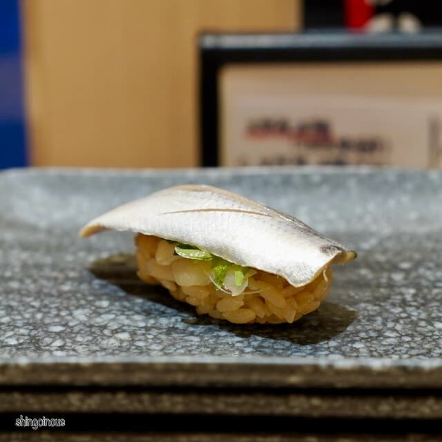 Edomae Sushi Misaki Souhonten: Sushi-Theke mit Show-Charakter