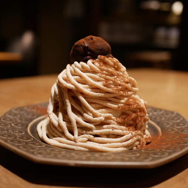 Cafe Bibliotic Hello!: Kyoto-Machiya mit Bücherwand über zwei Etagen