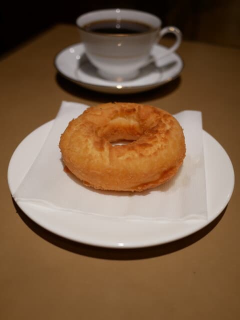 Rokuyosha Chika ten: klassisches Kissaten mit Kaffee und Donuts