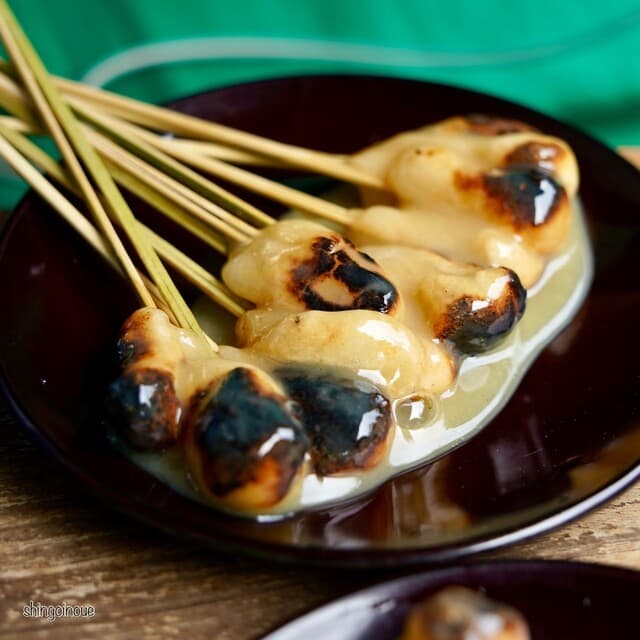 Aburi Mochi Honke Nemoto Kazariya: über Holzkohle gegrillter Mochi