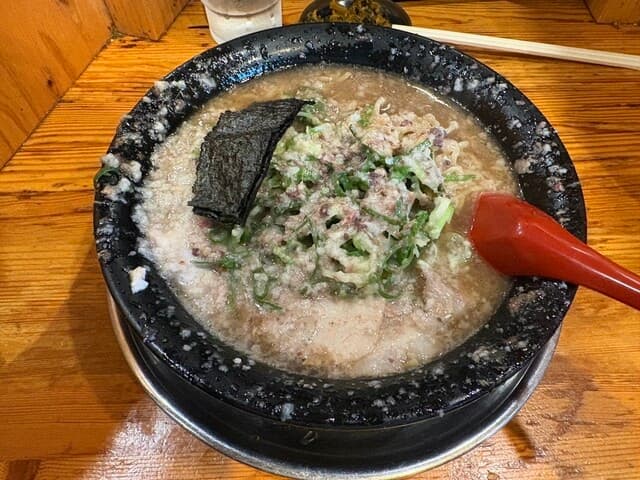 Mutepou Souhon ten: Ultra-reichhaltiger Tonkotsu-Ramen