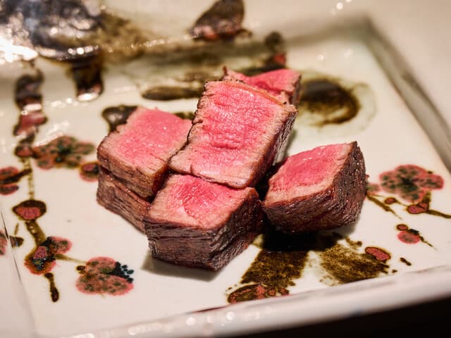 Niku no Takumi Miyoshi: Ein Meisterkurs in Fleisch-Kaiseki