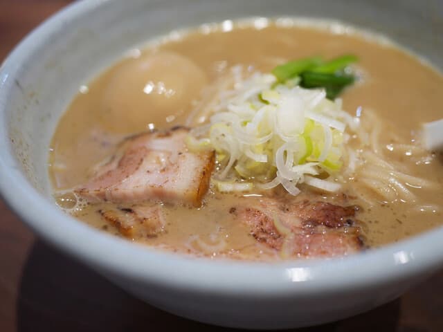 Menya Takakura Nijou: rauchiger Fisch- und Schweine-Ramen