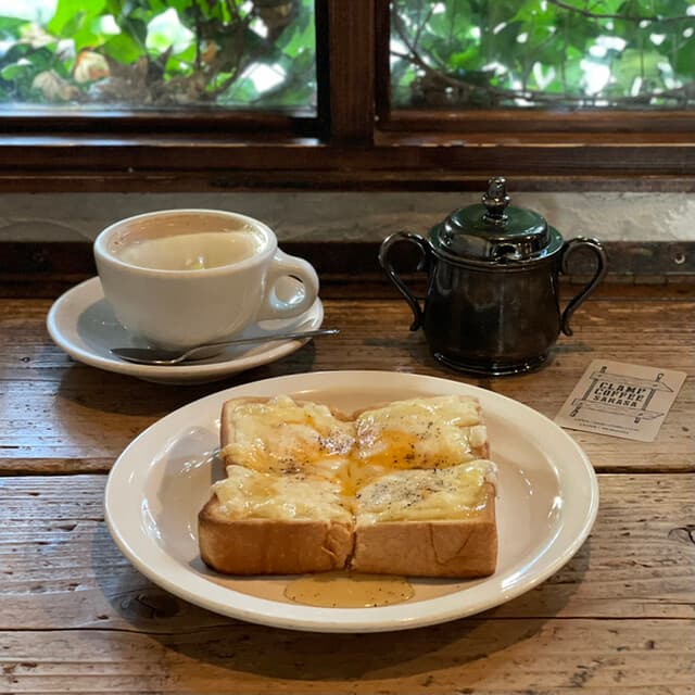 CLAMP COFFEE SARASA: Handgebrühter Kaffee und Toast