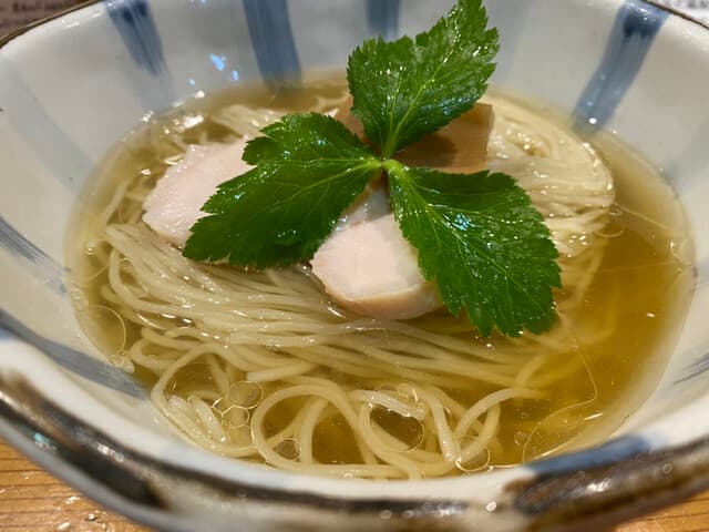 Menya Sanda: reichhaltiger Hühner-Paitan-Tsukemen