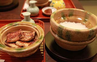Okuniya Manbei: Aal vom Holzkohlegrill im Kansai-Stil