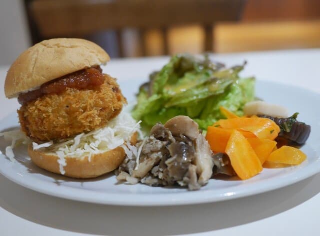 Nishitomiya: handwerkliche Kroketten und Naturwein