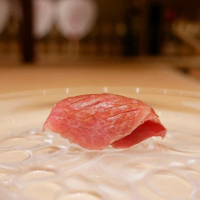 Gion Sushi Takamitsu: ein Omakase-Erlebnis mit Uni-Fokus