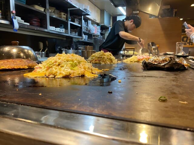 Ajinoya Namba Honten - Berühmtes Okonomiyaki-Restaurant in Osaka