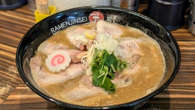 Ramen Jinsei JET: kräftiger Hühner-Eintopf-Ramen
