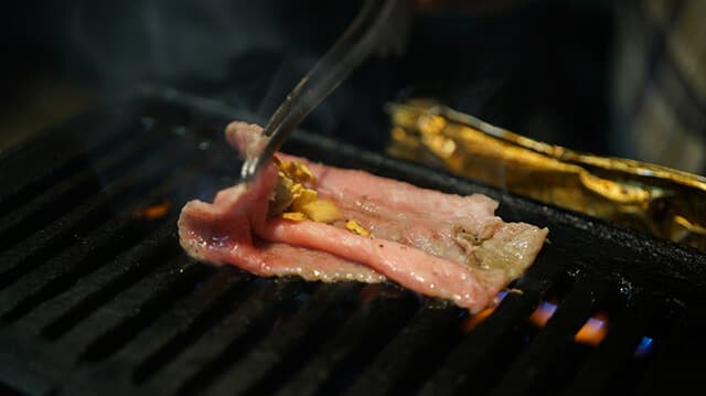 Nama Horumon Dokoro Osamu Chan: Theatralisches Horumon-BBQ