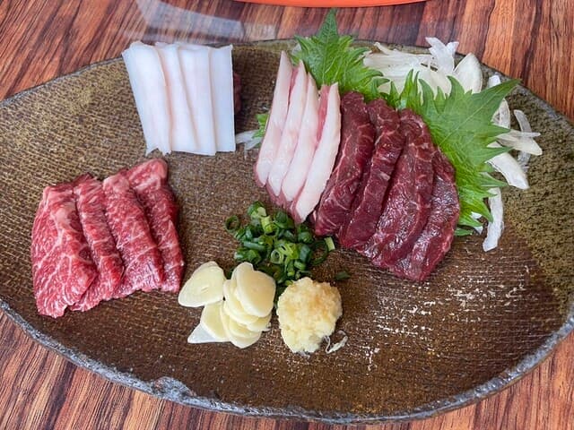 Ketobashi-ya Champion Tenma ten: Pferdefleisch-Yakiniku und Sashimi