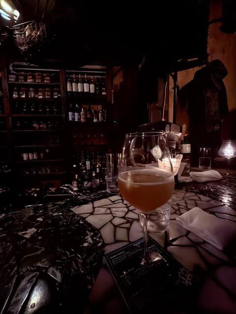 Bar Nayuta: Maßgeschneiderte Speakeasy-Cocktails